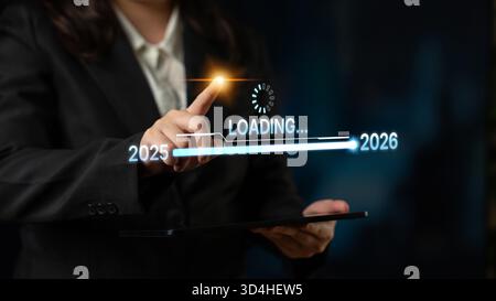 Visualisierung der Verschiebung von 2025 auf 2026. Fortschrittsbalken symbolisiert Fortschritt, strategische Vorausschau, jährliche Zielsetzung und Unternehmenstransformation Stockfoto