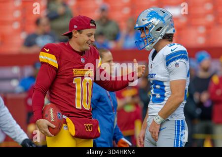 Die Washington Commanders Punter Tress Way (10) und Detroit Lions Kicker Jake Bates (39) unterhalten sich vor dem regulären Saisonspiel der NFL im Northwest Stadium in Landover Maryland am 9. November 2025. Die Detroit Lions besiegten die Washington Commanders 44-22 (Jeff Scudder / Image of Sport) Stockfoto