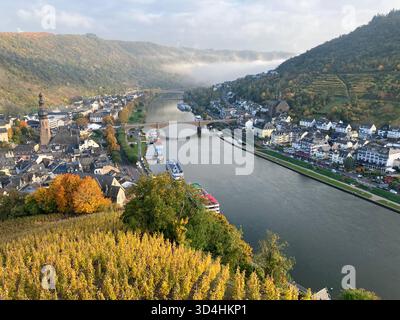 Blick auf die Stadt Cochem und die Mosel vom Schloss Cochem aus. Cochem, Deutschland. Stockfoto