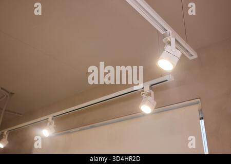 Die Beleuchtungsanordnung betont die Leuchten und architektonischen Merkmale, technische Anpassungen verbessern die Produktpräsentation durch mehrschichtige Beleuchtung und Stockfoto
