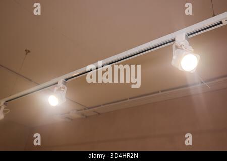 Die Beleuchtungsanordnung betont die Leuchten und architektonischen Merkmale, technische Anpassungen verbessern die Produktpräsentation durch mehrschichtige Beleuchtung und Stockfoto