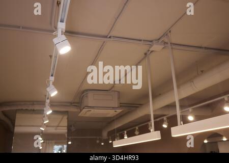 Die Beleuchtungsanordnung betont die Leuchten und architektonischen Merkmale, technische Anpassungen verbessern die Produktpräsentation durch mehrschichtige Beleuchtung und Stockfoto