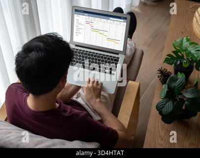 Projektplanungssoftware für modisches Business-Projektmanagement auf dem Computerbildschirm, der das Timeline-Diagramm des Team-Projekts zeigt Stockfoto