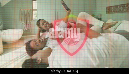 Das Smartphone wird hochgezogen, drei Frauen in rotem Oberteil und weißen Shorts liegen auf weißem Bett, Schildüberzug Stockfoto