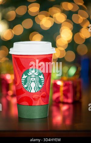 Dallas, Texas - 8. November 2025: Starbucks Kaffee im neuen 2025 gestalteten Weihnachtsbecher. Hintergrund des Weihnachtsbokeh. Stockfoto