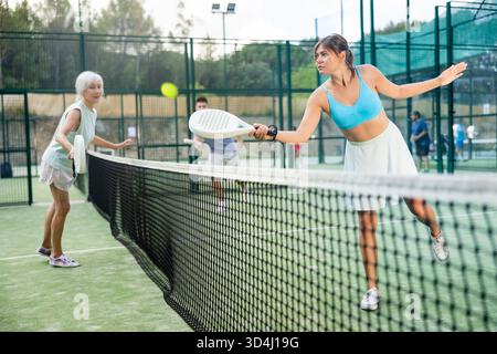 Frauen spielen Padel-Tennis auf dem Platz Stockfoto