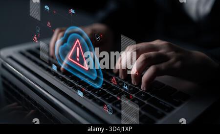 Cloud-Computing mit Warnsymbolen und Sicherheitselementen, die Bedrohungserkennung in Echtzeit, Risikovermeidung und digitale Infrastruktur darstellen Stockfoto