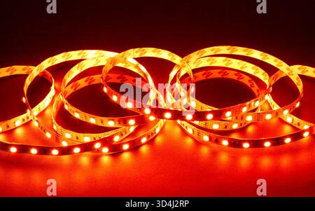 Diodenstreifen. Klebeband für leuchtende LED-Leuchten auf schwarz Stockfoto