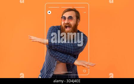 Kreative Collage mit einem fröhlichen Mann, der vor einem orangefarbenen Hintergrund tanzt Stockfoto