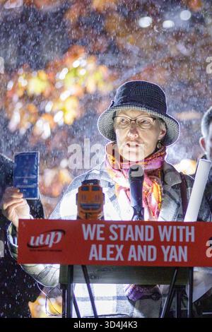Syracuse, New York, USA. November 2025. Eine Kundgebung fand vor dem Federal Building in Downtown Syracuse statt, NY, ohne ALEX GONZALEZ und YAN VAZQUEZ zu unterstützen. Das Paar wurde am 29. Oktober während einer geplanten Einwanderungsanhörung durch ICE festgenommen. NY State Senatorin RACHEL hält eine Kopie der US-Verfassung auf, während sie sich an die Menge wendet. (Kreditbild: © Alex Hamer/ZUMA Press Wire) NUR REDAKTIONELLE VERWENDUNG! Nicht für kommerzielle ZWECKE! Quelle: ZUMA Press, Inc./Alamy Live News Stockfoto