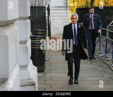 London, Großbritannien. November 2025. Sadiq Khan, Bürgermeister von London, sah einen Spaziergang durch die Downing Street auf dem Weg zur und von der Gedenkfeier am Sonntag in Whitehall in Westminster. Quelle: Imageplotter/Alamy Live News Stockfoto
