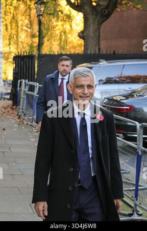 London, Großbritannien. November 2025. Sadiq Khan, Bürgermeister von London, sah einen Spaziergang durch die Downing Street auf dem Weg zur und von der Gedenkfeier am Sonntag in Whitehall in Westminster. Quelle: Imageplotter/Alamy Live News Stockfoto