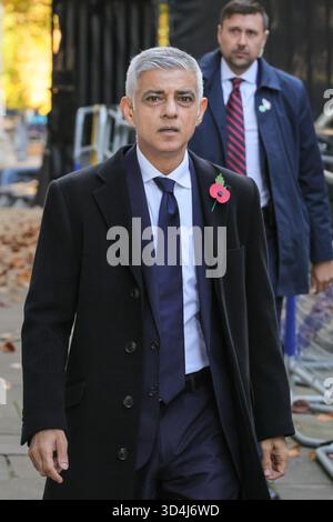 London, Großbritannien. November 2025. Sadiq Khan, Bürgermeister von London, sah einen Spaziergang durch die Downing Street auf dem Weg zur und von der Gedenkfeier am Sonntag in Whitehall in Westminster. Quelle: Imageplotter/Alamy Live News Stockfoto