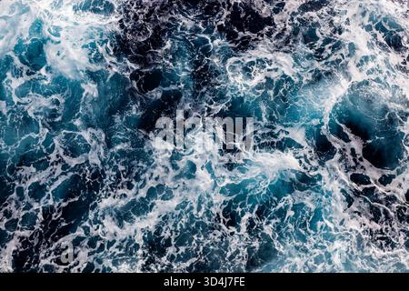 Hintergrund der Wasseroberfläche. Luftaufnahme des faszinierenden schaumigen Wassers. Stockfoto