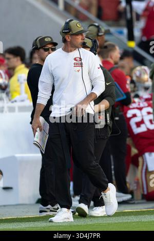 November 2025; Santa Clara, Kalifornien, USA; Kyle Shanahan, Cheftrainer der San Francisco 49ers im zweiten Quartal gegen die Los Angeles Rams im Levi’s Stadium. Obligatorische Gutschrift: Stan Szeto - Image of Sport Stockfoto