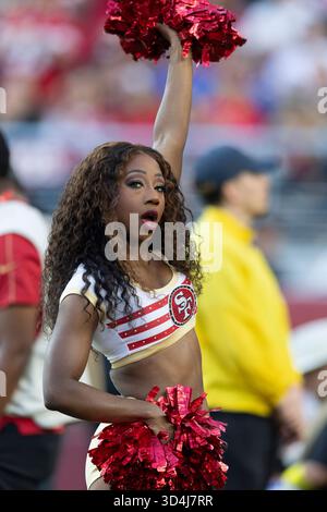 November 2025; Santa Clara, Kalifornien, USA; die San Francisco 49ers Goldrush Cheerleader lächelt im vierten Quartal gegen die Los Angeles Rams im Levi’s Stadium. Obligatorische Gutschrift: Stan Szeto - Image of Sport Stockfoto