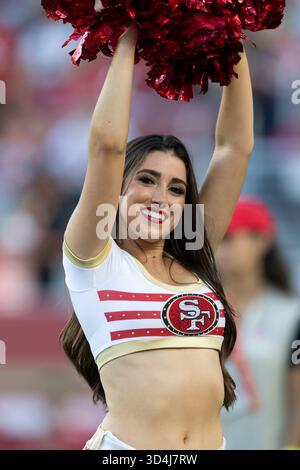 November 2025; Santa Clara, Kalifornien, USA; die San Francisco 49ers Goldrush Cheerleader lächelt im vierten Quartal gegen die Los Angeles Rams im Levi’s Stadium. Obligatorische Gutschrift: Stan Szeto - Image of Sport Stockfoto