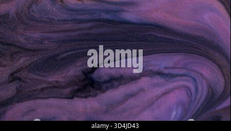 Tintenstruktur. Fleckenbildung. Defokussierte lila blau rosa Farbe chemische Flüssigkeit Glitzer Emulsion schwimmend auf abstraktem kreativen Hintergrund. Stockfoto