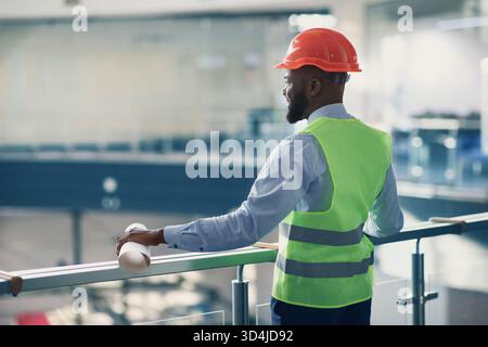 Junger Mann hinten Architekt Überprüfung Baustelle Stockfoto