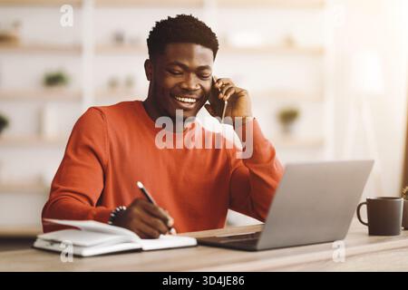 Gespräche führen, während Sie von zu Hause aus arbeiten, ein freudiger Moment der Produktivität Stockfoto
