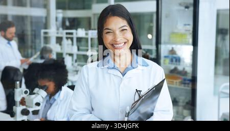 Wissenschaft, Porträt und Frau im Labor mit Lächeln, Karrierestolz oder Erfahrung in der Gentechnik. Medizin, Coworking oder Biotechnologe in der Klinik mit Stockfoto
