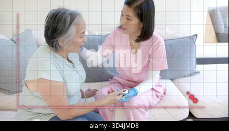 Überprüfen Sie die rosafarbenen Peelings des Pflegepersonals, die den Senioren auf dem Heimsofa berühren, halten Sie das Messgerät, blaue Handschuhe, rote Grafik Stockfoto