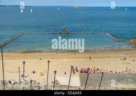 Gezeitenpool am Strand in der Nähe der mittelalterlichen Stadtmauer Saint-Malo in der Bretagne, Frankreich Stockfoto