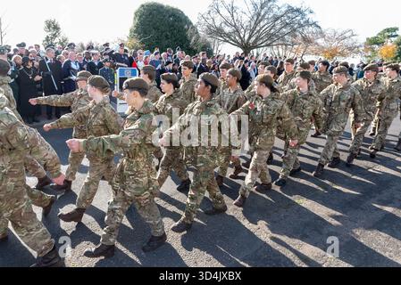 Lokale Kadetten der britischen Armee, die nach dem Gedenkgottesdienst am Southend war Memorial an Würdenträgern vorbeimarschieren Stockfoto