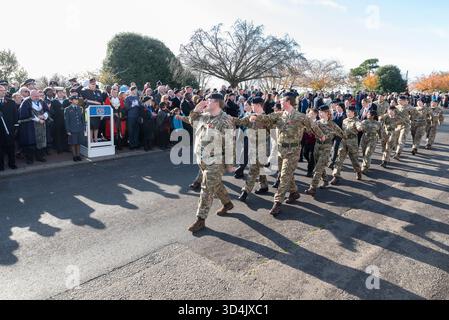 Lokale Kadetten der britischen Armee, die nach dem Gedenkgottesdienst am Southend war Memorial an Würdenträgern vorbeimarschieren Stockfoto