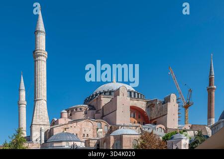 Die Hagia Sophia in Istanbul, Türkiye, an einem sonnigen Tag Stockfoto
