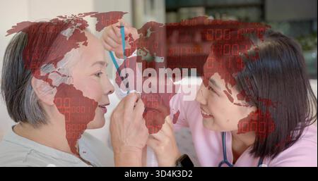 Messschwester in rosafarbenem Gestrüpp mit blauem Armband am Frauengesicht auf Sofa, Steth, Uhr, roter Überzug Stockfoto