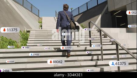 Walking man im dunklen Anzug, klettert urbane Treppen, trägt Schultertasche mit schwimmenden Badge-Überzügen Stockfoto