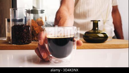 Servieren, Hand oder Person im Café mit Kaffee, Präsentationen oder intensives Aufbrühen im Frühstücksgetränk. Gastfreundschaft, Service oder Barista in der Espresso-Bar mit Stockfoto