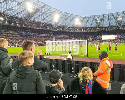 Fans von West Ham sehen Torhüttenaktionen im London Stadium. London, Vereinigtes Königreich, 12. November 2023 Stockfoto