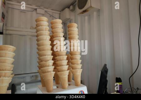 Stapel Eiskegel in einem kleinen Geschäft Stockfoto