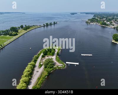 Blick aus der Vogelperspektive auf den Saint Lawrence River, der Île Perrot umschließt, mit seinem üppigen Grün im Kontrast zum tiefblauen Wasser, Montreal, Quebec, Stockfoto