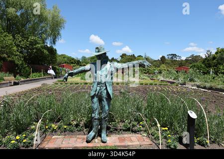 Bronzene Vogelscheuchen-Statue im Gemüsegarten Stockfoto