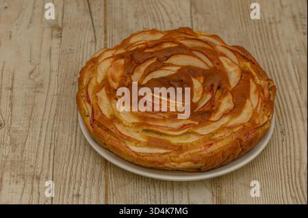 Ein frisch gebackener Apfelkuchen, der gerade aus dem Ofen geholt wurde. Heißes hausgemachtes Dessert mit goldener Kruste und duftender Apfelfüllung. Konzept des Hausbacken und Stockfoto