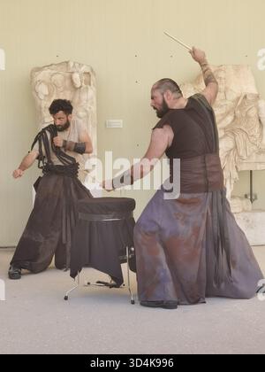 Piräus, Griechenland – 19. Mai 2025: Schauspieler spielen die klassische griechische Tragödie „Antigone“ auf der Bühne während einer Theaterveranstaltung. Nur redaktionelle Verwendung. Stockfoto