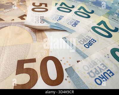 Detail einer 50- und 20-Euro-Banknote. Nahaufnahme der Einzelheiten der 50-Euro-Banknote der Europäischen Union. Die Euro-Banknoten liegen auf dem Tisch. Stockfoto