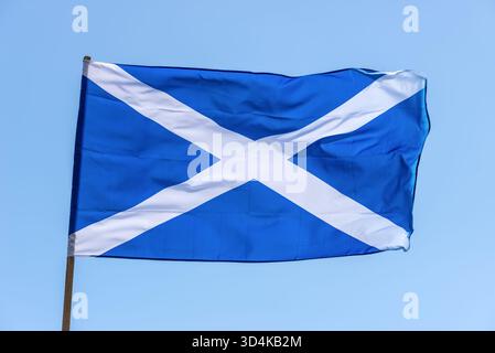 Die schottische Flagge flattert im Wind Stockfoto