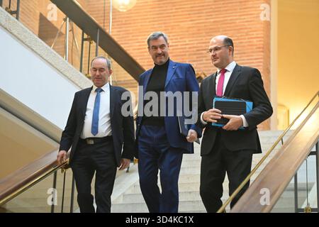 v.li:Hubert AIWANGER Freie Waehler,Wirtschaftsminister Bayern,Markus SOEDER Ministerpraesident Bayern und CSU Vorsitzender, Albert FUERACKER CSU,Finanz-und Heimatminister. 2026/2027 Pressekonferenz der Bayerischen Staatsregierung nach Klausurtagung am 11.11.2025 im Prinz Carl Palais in München. *** Von links Hubert AIWANGER Freie Wähler, Bayerischer Wirtschaftsminister, Markus SOEDER Ministerpräsident von Bayern und CSU-Vorsitzender Albert FUERACKER CSU, Minister für Finanzen und Inneres die Landesregierung nimmt Schlüsselpunkte für das Jahr 2026 an Stockfoto