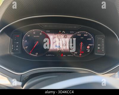 Digitales Kombiinstrument für das Auto mit Navigation Stockfoto