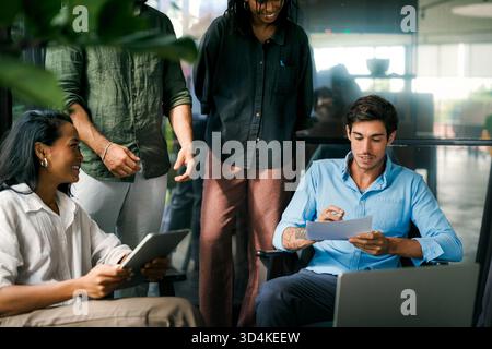 Team aus Spezialisten für Industriedesign und Softwareentwicklern, die im Büro diskutieren Stockfoto