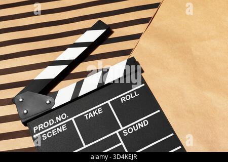 Klemmbrett auf gestreiftem Hintergrund, bereit für Filmaufnahmen im Studio Stockfoto