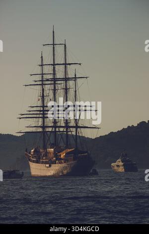 Vintage großes Segelboot in Sunset Light Stockfoto