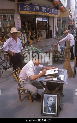 Friedrich Engels Porträt. Chinesischer Straßenkünstler bei der Arbeit, der ein Porträt erstellt. Linhai, Provinz Zhejiang, China 2001 2000er Jahre HOMER SYKES Stockfoto