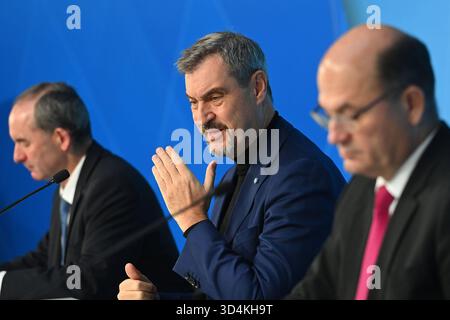 Markus SOEDER Ministerpraesident Bayern und CSU Vorsitzender, li:Hubert AIWANGER Freie Waehler,Wirtschaftsminister Bayern re:Albert FUERACKER CSU,Finanz-und Heimatminister. 2026/2027 Pressekonferenz der Bayerischen Staatsregierung nach Klausurtagung am 11.11.2025 im Prinz Carl Palais in München. *** Markus SOEDER Ministerpräsident von Bayern und CSU-Vorsitzender, links Hubert AIWANGER Freie Wähler, Bayerischer Wirtschaftsminister, rechts Albert FUERACKER CSU, Minister für Finanzen und Heimatland, nimmt Schlüsselpunkte für das 2026 2 Stockfoto