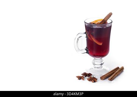 Glühwein mit Orangen- und Zimtstangen und Weihnachtsdekoration isoliert auf weißem Hintergrund Stockfoto
