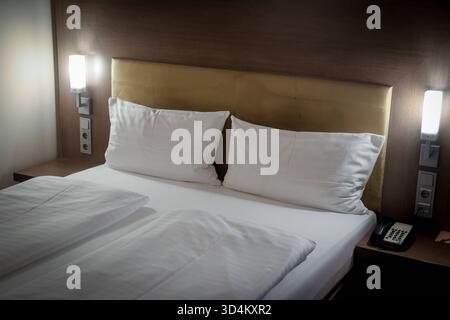 Hotelzimmer in einem Intercity Hotel. InterCityHotel ist eine Tochtergesellschaft der Steigenberger Hotels und gehört zur Dachmarke H World International vormals Deutsche Hospitality bzw. Steigenberger Hotel Group. DEU, Deutschland, Berlin, 26.10.2025 *** Hotelzimmer in einem Intercity Hotel IntercityHotel ist eine Tochtergesellschaft von Steigenberger Hotels und gehört zur Dachmarke H World International vormals Deutsche Hospitality oder Steigenberger Hotel Group DEU, Deutschland, Berlin, 26 10 2025 Stockfoto